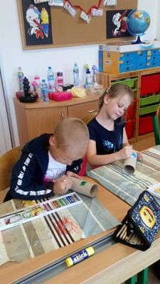  Grafika #2: ,,Szeptacze w klasie pierwszej grafika