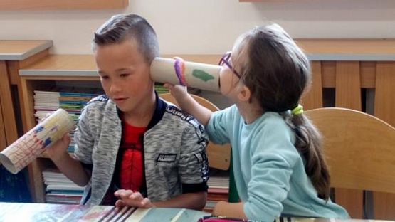  Grafika #10: ,,Szeptacze w klasie pierwszej grafika