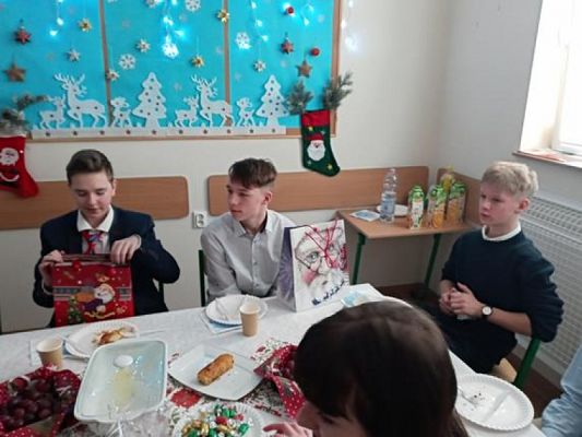  Grafika #4: Wigilie klasowe i wspólne kolędowanie - fotorelacja grafika