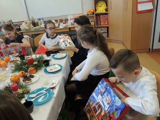  Grafika #17: Wigilie klasowe i wspólne kolędowanie - fotorelacja grafika