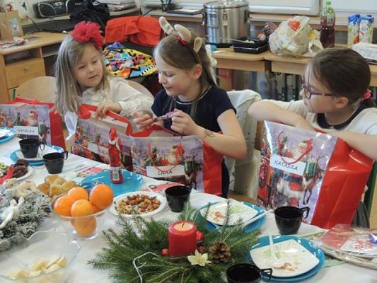  Grafika #19: Wigilie klasowe i wspólne kolędowanie - fotorelacja grafika