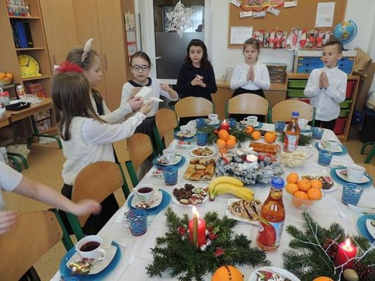  Grafika #24: Wigilie klasowe i wspólne kolędowanie - fotorelacja grafika