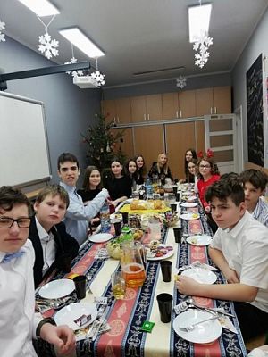  Grafika #43: Wigilie klasowe i wspólne kolędowanie - fotorelacja grafika