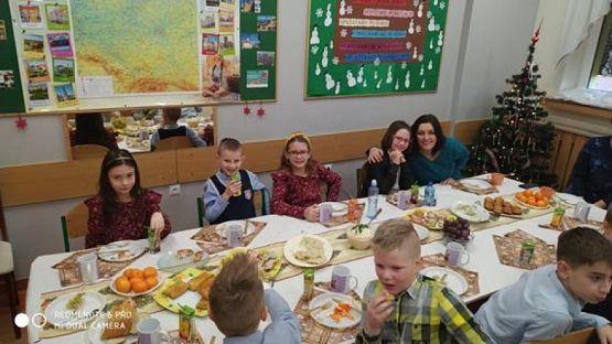  Grafika #46: Wigilie klasowe i wspólne kolędowanie - fotorelacja grafika