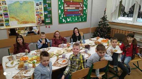  Grafika #49: Wigilie klasowe i wspólne kolędowanie - fotorelacja grafika