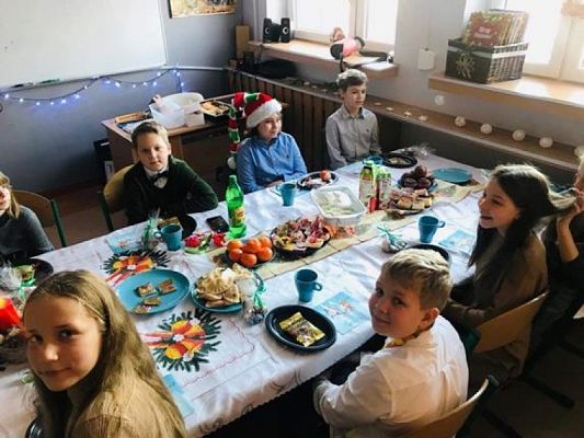  Grafika #52: Wigilie klasowe i wspólne kolędowanie - fotorelacja grafika
