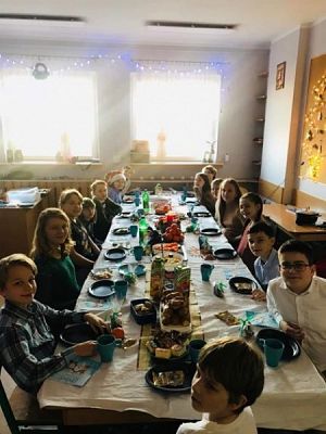  Grafika #53: Wigilie klasowe i wspólne kolędowanie - fotorelacja grafika