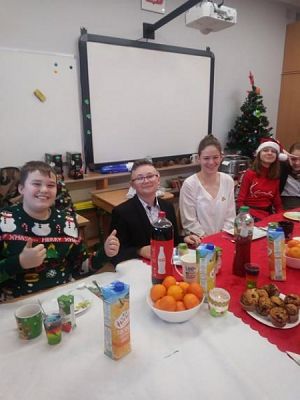  Grafika #54: Wigilie klasowe i wspólne kolędowanie - fotorelacja grafika