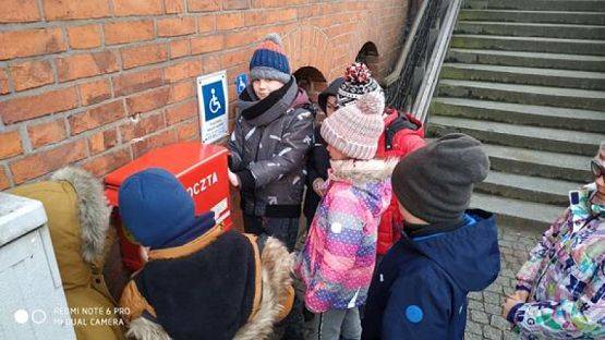  Grafika #6: Uczniowie klasy 3a wysyłają kartki świąteczne grafika