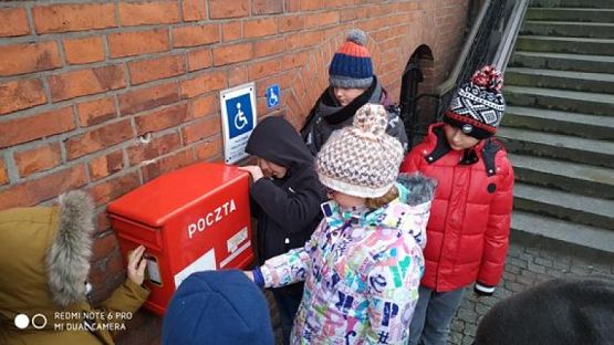  Grafika #10: Uczniowie klasy 3a wysyłają kartki świąteczne grafika