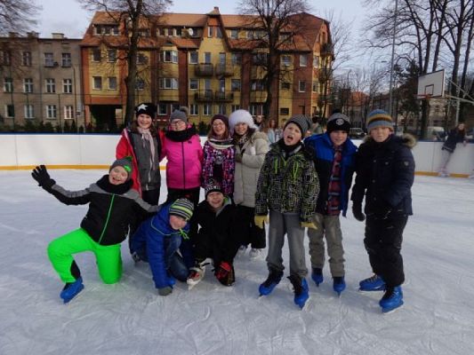  Grafika #0: Lekcja wf na lodowisku grafika