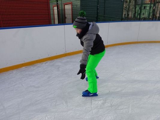  Grafika #1: Lekcja wf na lodowisku grafika