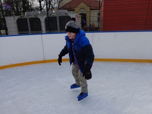  Grafika #2: Lekcja wf na lodowisku grafika