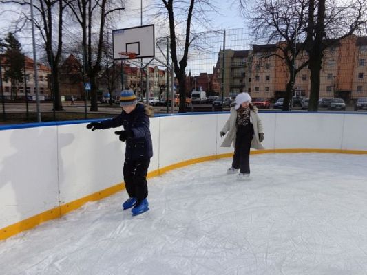 Grafika #3: Lekcja wf na lodowisku grafika