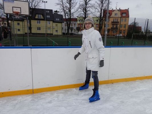  Grafika #4: Lekcja wf na lodowisku grafika