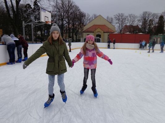  Grafika #5: Lekcja wf na lodowisku grafika