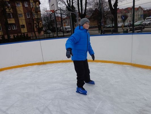  Grafika #7: Lekcja wf na lodowisku grafika