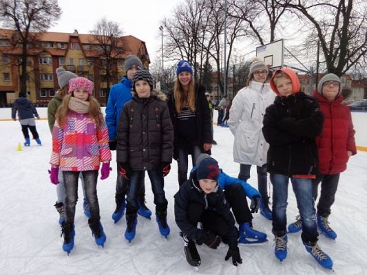  Grafika #9: Lekcja wf na lodowisku grafika