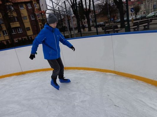  Grafika #8: Lekcja wf na lodowisku grafika