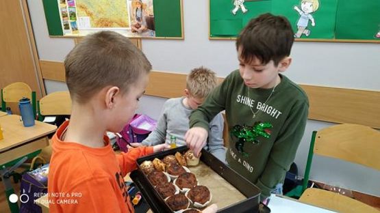  Grafika #1: Wróżby andrzejkowe w klasie IIIa - fotorelacja grafika