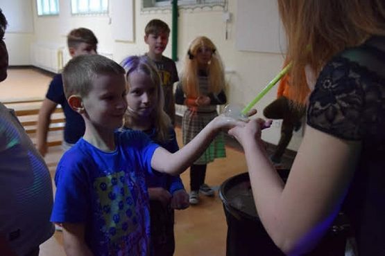  Grafika #9: Andrzejki kl.I-III (Bubble show - pokaz baniek) grafika