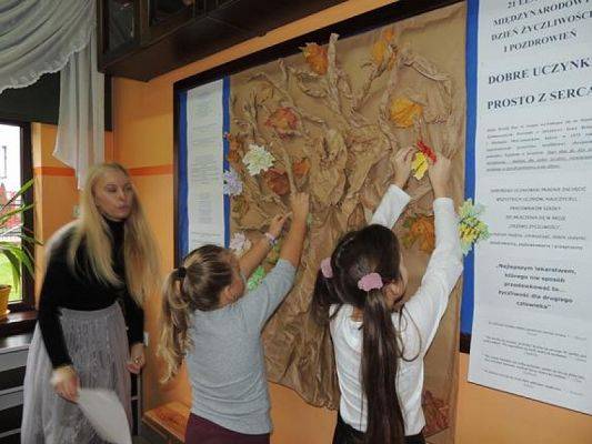  Grafika #17: SZKOLNA AKCJA DRZEWO ŻYCZLIWOŚCI grafika