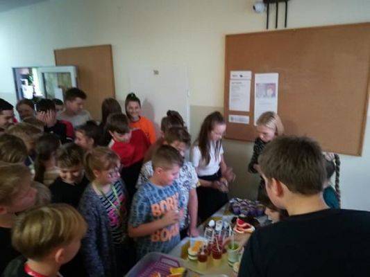  Grafika #0: Jedynie prawdziwy człowiek zauważy potrzeby innego człowieka. Jedynie człowiek wielkiego serca wyciągnie doń pomocną dłoń. grafika