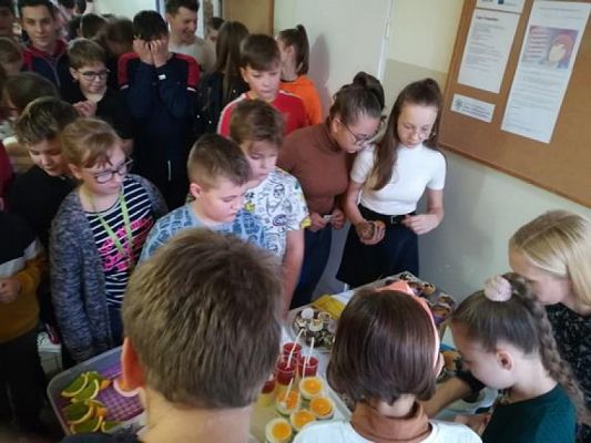  Grafika #4: Jedynie prawdziwy człowiek zauważy potrzeby innego człowieka. Jedynie człowiek wielkiego serca wyciągnie doń pomocną dłoń. grafika