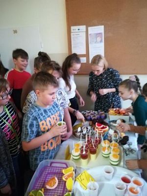  Grafika #1: Jedynie prawdziwy człowiek zauważy potrzeby innego człowieka. Jedynie człowiek wielkiego serca wyciągnie doń pomocną dłoń. grafika