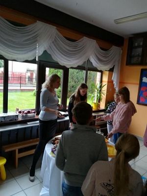  Grafika #2: Jedynie prawdziwy człowiek zauważy potrzeby innego człowieka. Jedynie człowiek wielkiego serca wyciągnie doń pomocną dłoń. grafika