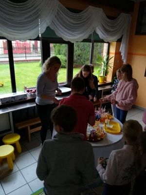  Grafika #5: Jedynie prawdziwy człowiek zauważy potrzeby innego człowieka. Jedynie człowiek wielkiego serca wyciągnie doń pomocną dłoń. grafika