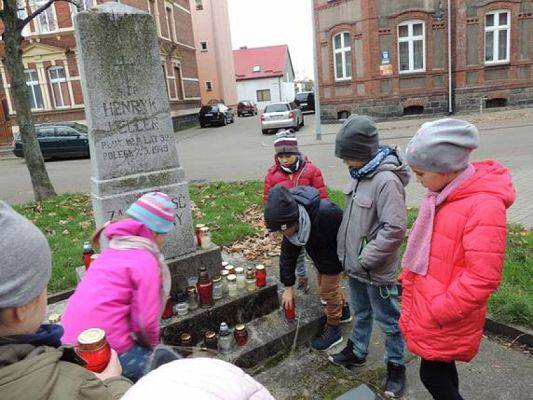  Grafika #1: ,,Pamiętamy o tych, którzy odeszli … grafika