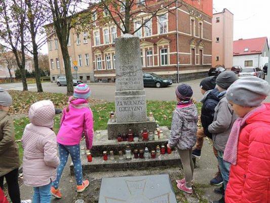  Grafika #2: ,,Pamiętamy o tych, którzy odeszli … grafika