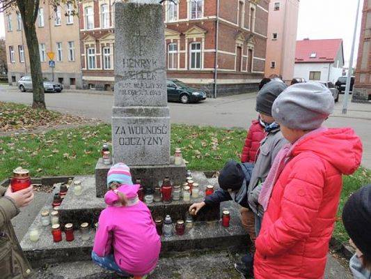  Grafika #4: ,,Pamiętamy o tych, którzy odeszli … grafika