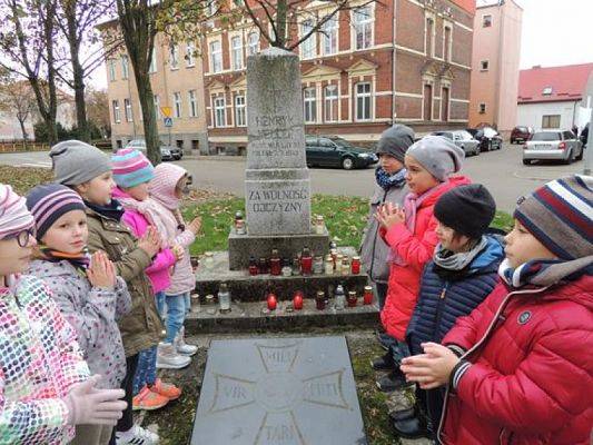  Grafika #8: ,,Pamiętamy o tych, którzy odeszli … grafika