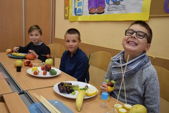 Grafika #2: Fotorelacja z zajęć w klasie 2b - owoce i warzywa grafika