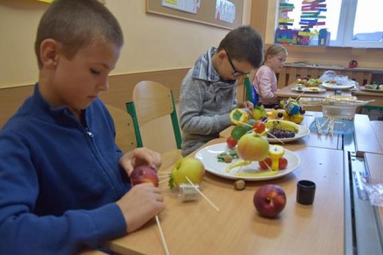  Grafika #3: Fotorelacja z zajęć w klasie 2b - owoce i warzywa grafika