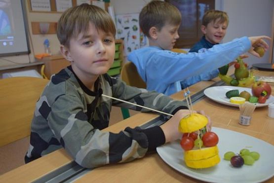  Grafika #4: Fotorelacja z zajęć w klasie 2b - owoce i warzywa grafika