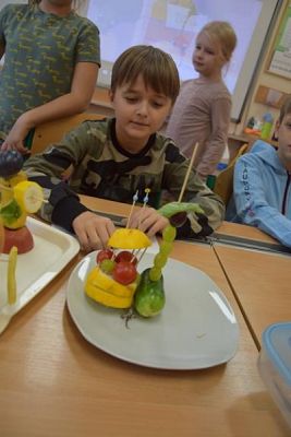  Grafika #9: Fotorelacja z zajęć w klasie 2b - owoce i warzywa grafika