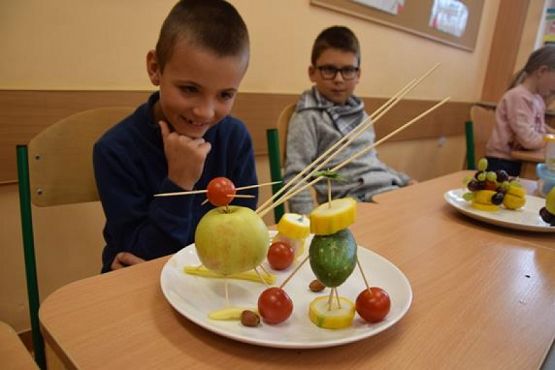  Grafika #11: Fotorelacja z zajęć w klasie 2b - owoce i warzywa grafika