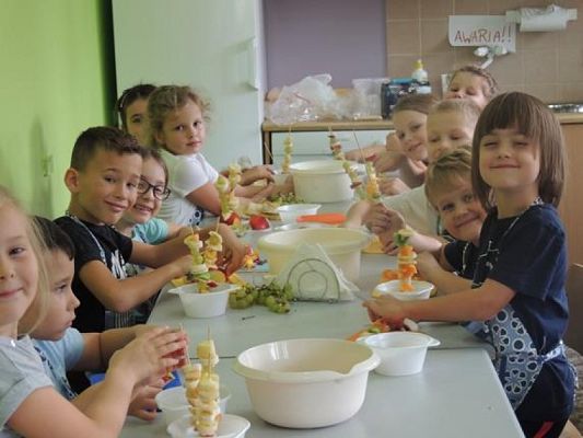  Grafika #3: Zajęcia kulinarne ,,Owocowe jeżyki grafika