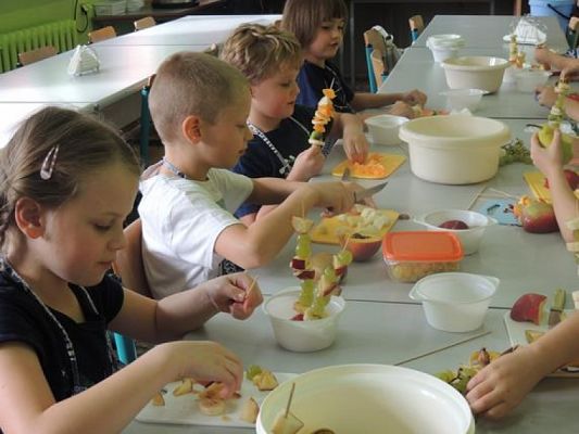  Grafika #4: Zajęcia kulinarne ,,Owocowe jeżyki grafika