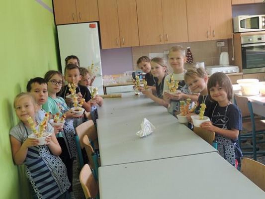  Grafika #5: Zajęcia kulinarne ,,Owocowe jeżyki grafika