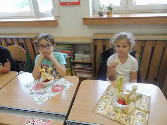  Grafika #8: Zajęcia kulinarne ,,Owocowe jeżyki grafika