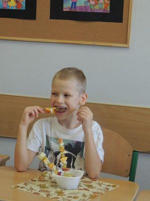  Grafika #13: Zajęcia kulinarne ,,Owocowe jeżyki grafika