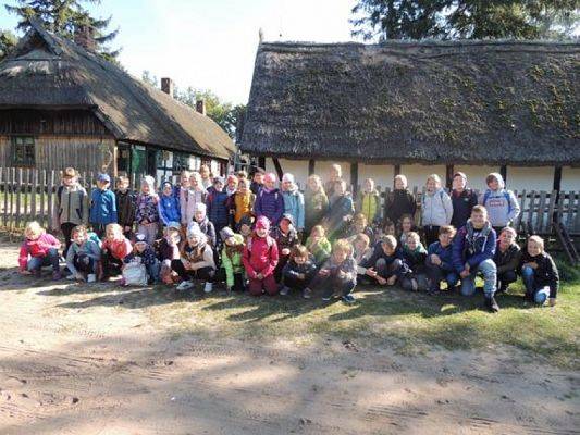  Grafika #0: KLASY I – III W MUZEUM WSI SŁOWIŃSKIEJ W KLUKACH grafika