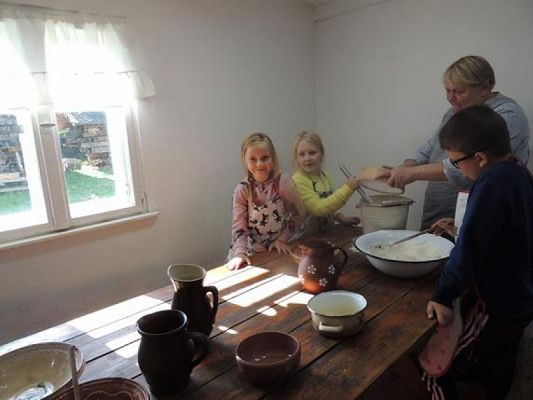  Grafika #2: KLASY I – III W MUZEUM WSI SŁOWIŃSKIEJ W KLUKACH grafika