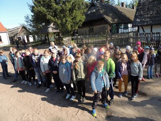  Grafika #3: KLASY I – III W MUZEUM WSI SŁOWIŃSKIEJ W KLUKACH grafika