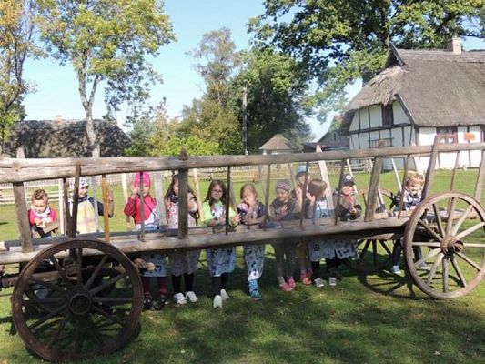  Grafika #6: KLASY I – III W MUZEUM WSI SŁOWIŃSKIEJ W KLUKACH grafika