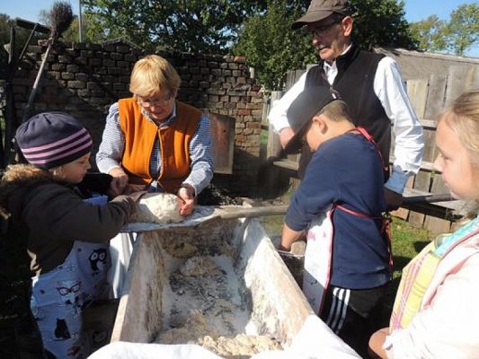  Grafika #7: KLASY I – III W MUZEUM WSI SŁOWIŃSKIEJ W KLUKACH grafika